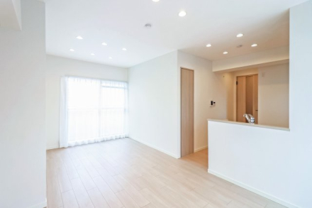 バルコニーに囲まれたお部屋