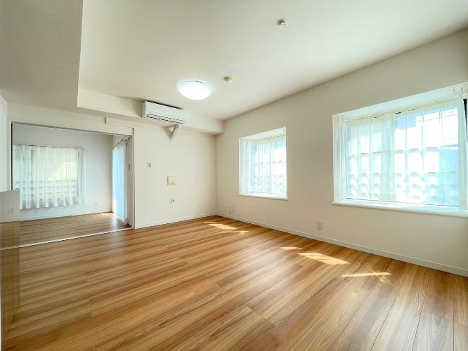 窓がたくさんある開放空間