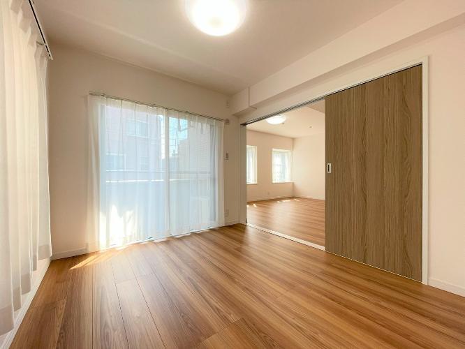 窓がたくさんある開放空間