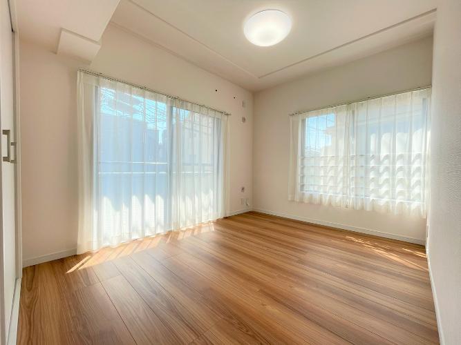 窓がたくさんある開放空間