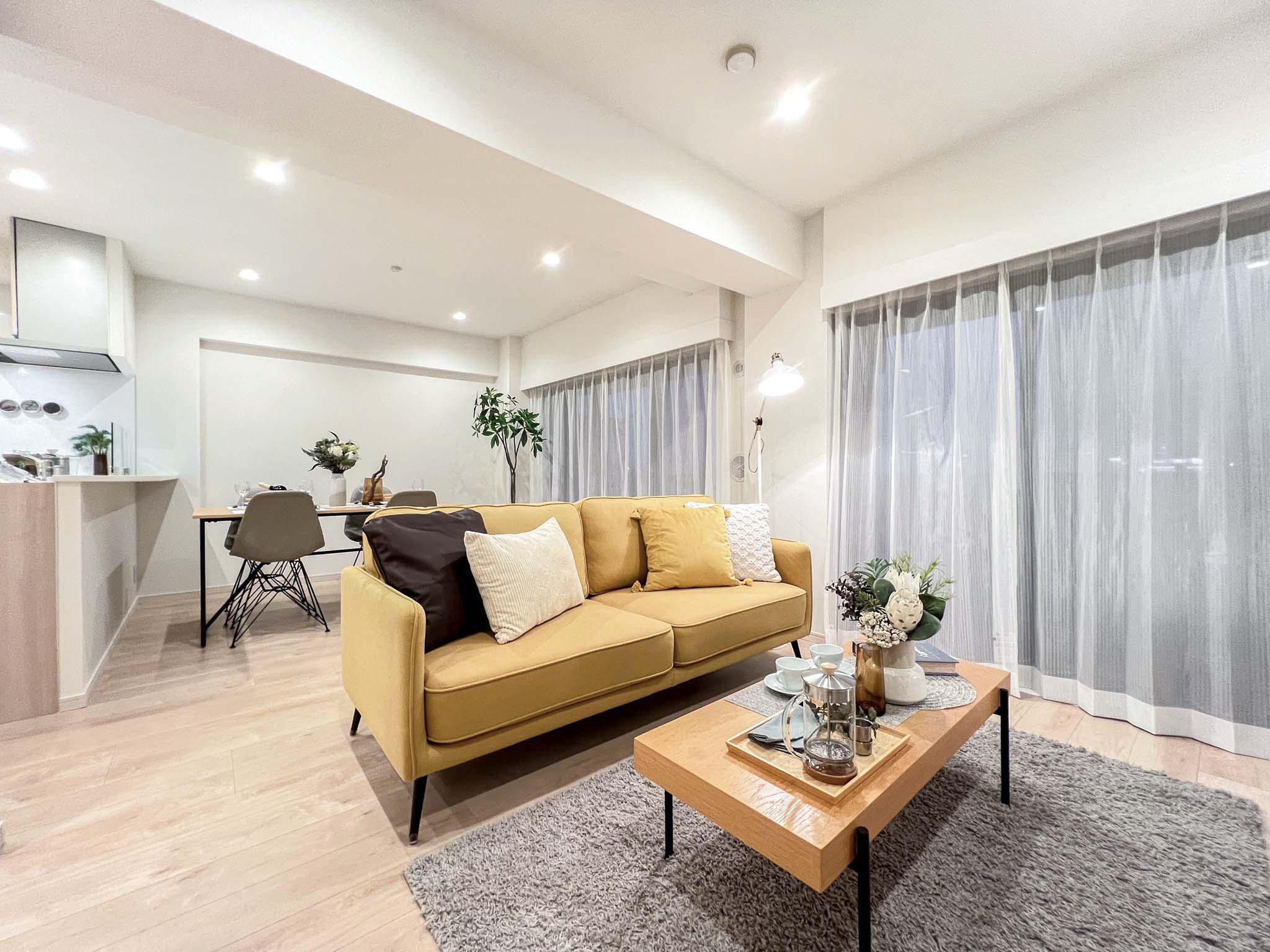 朝日が差し込むリビング