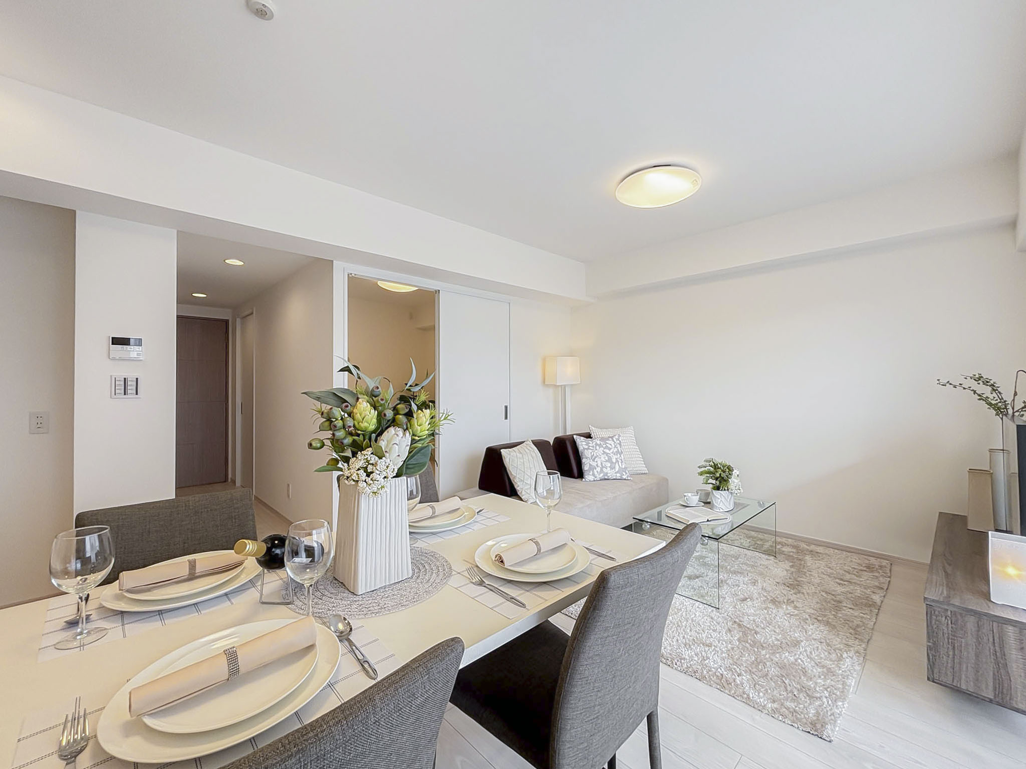 広いリビングでまったりと過ごす