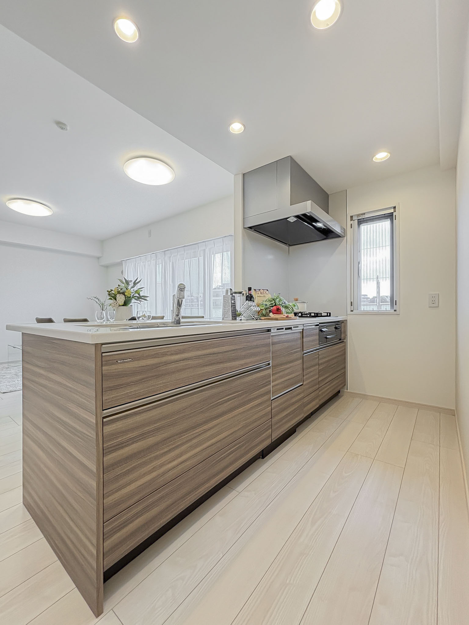 広いリビングでまったりと過ごす