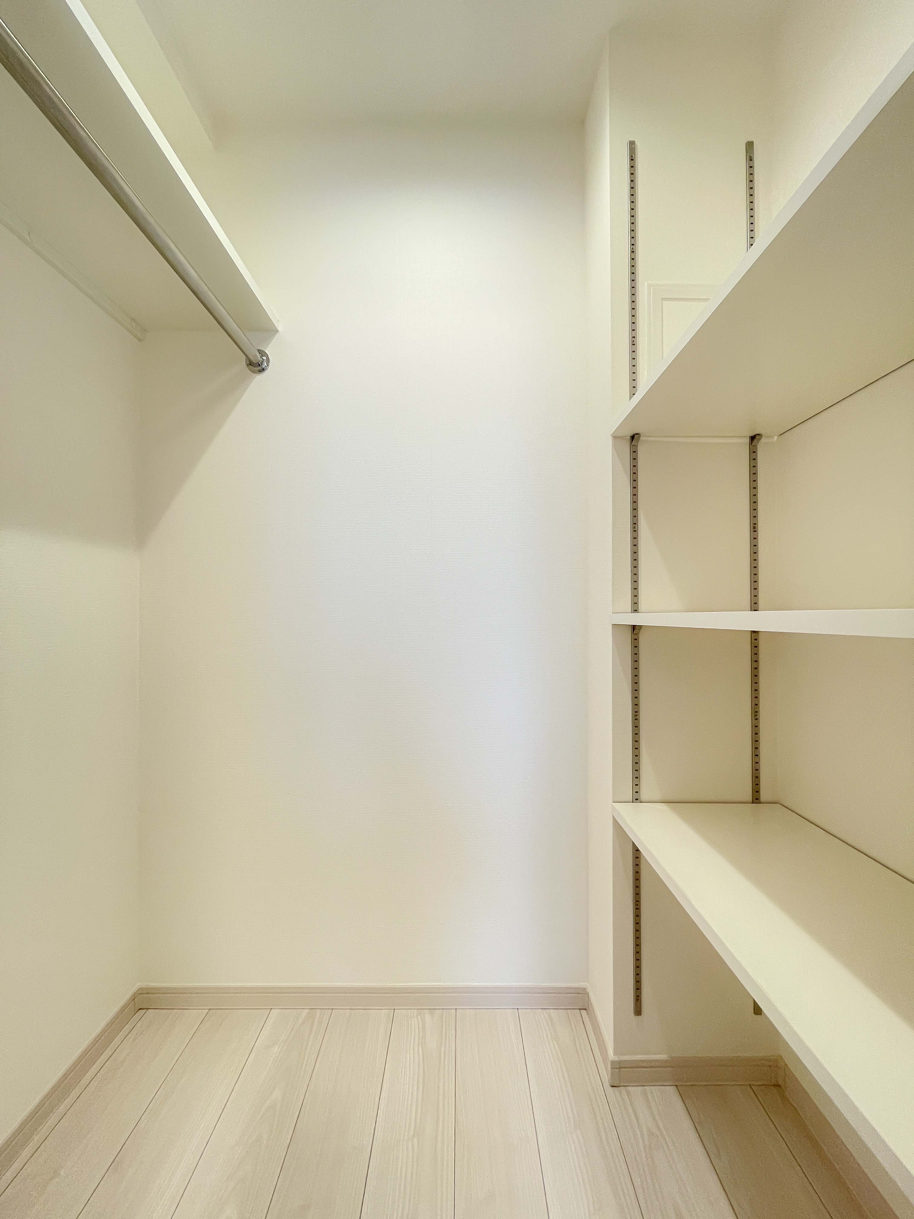 広いリビングでまったりと過ごす