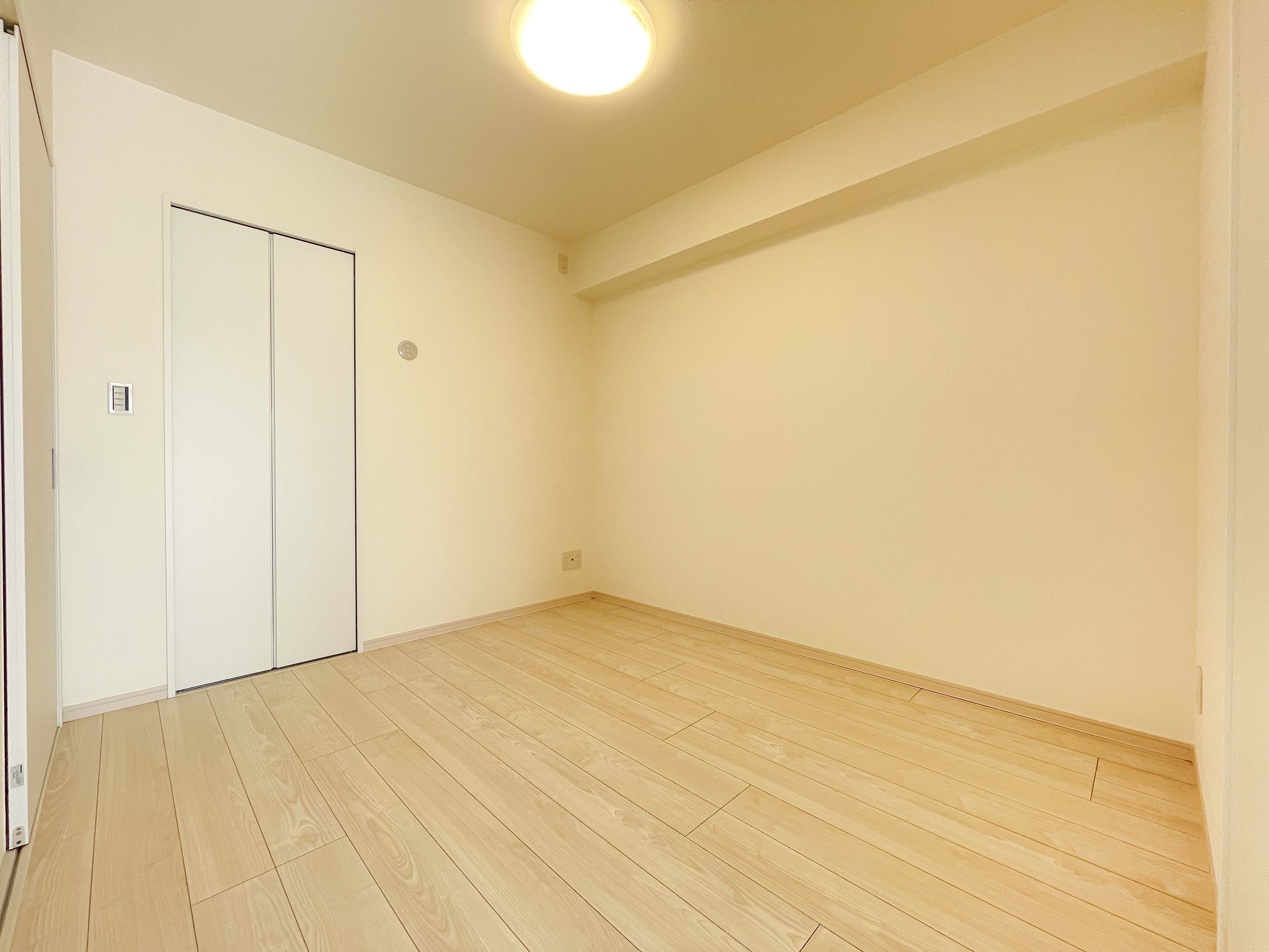 広いリビングでまったりと過ごす