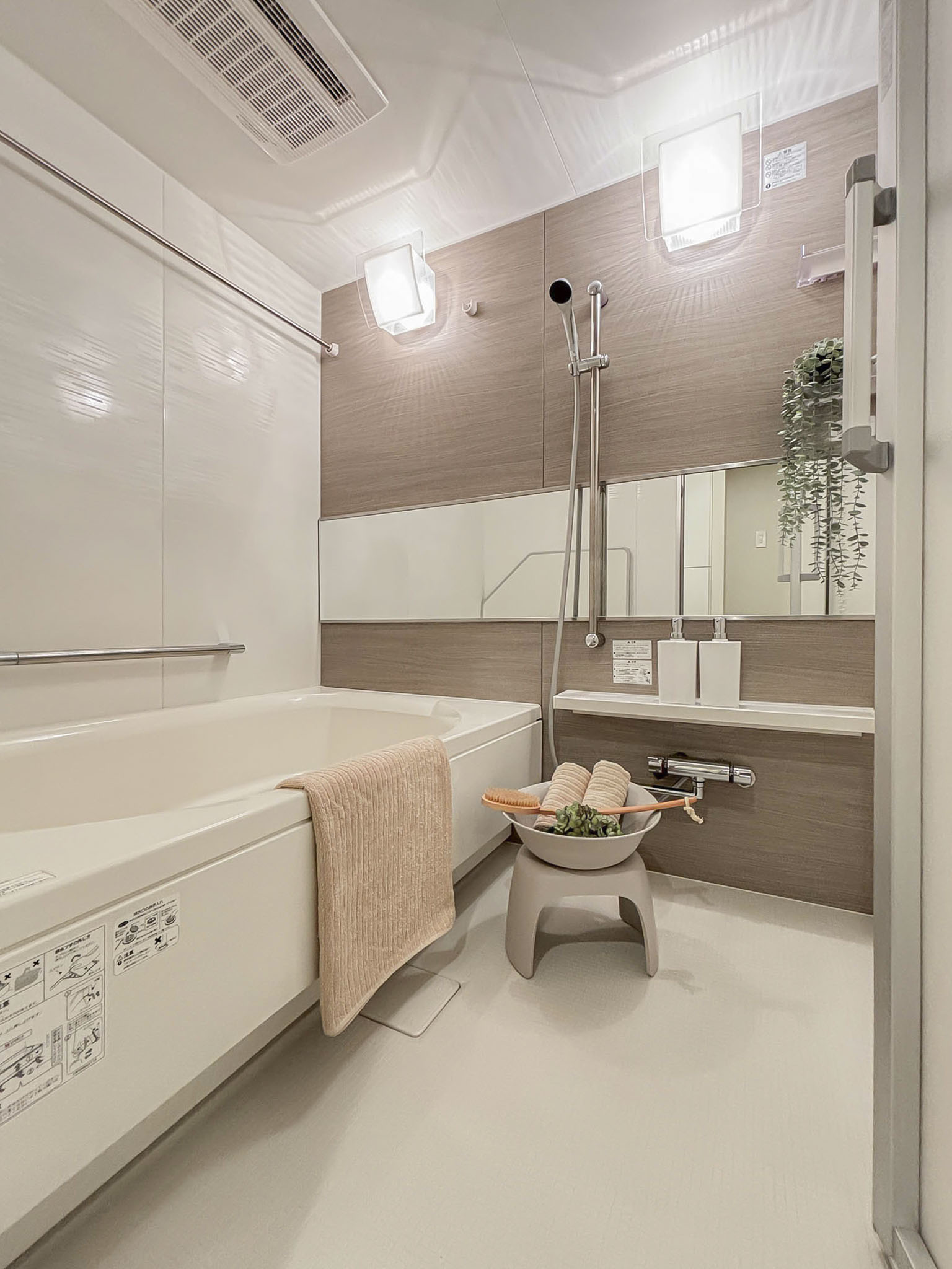 広いリビングでまったりと過ごす