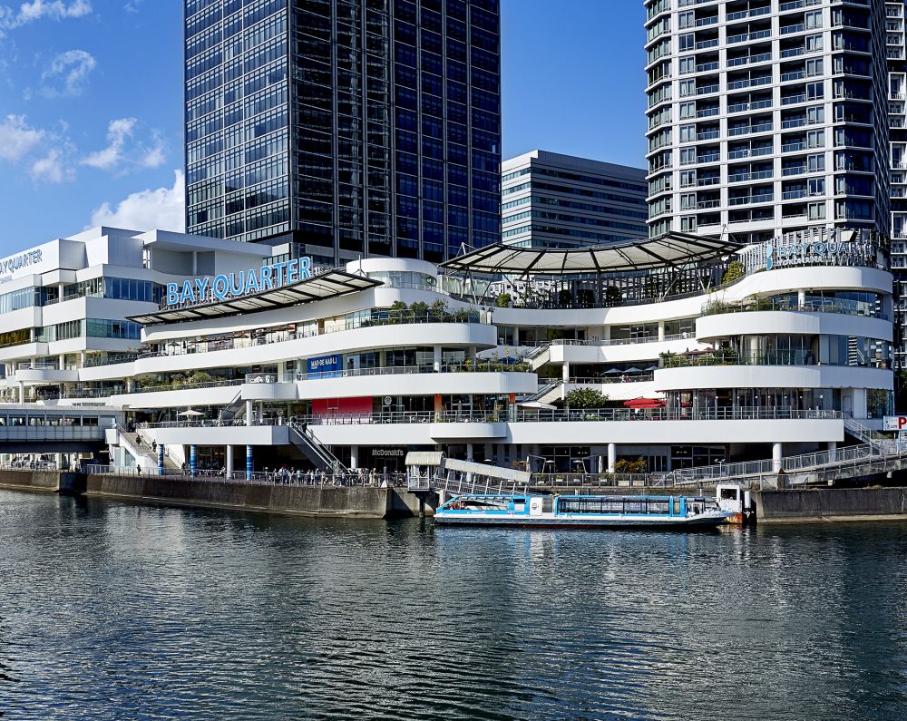 窓がたくさんある開放空間