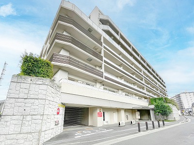 広いリビングでまったりと過ごす