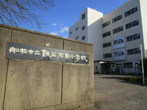 広いリビングでまったりと過ごす