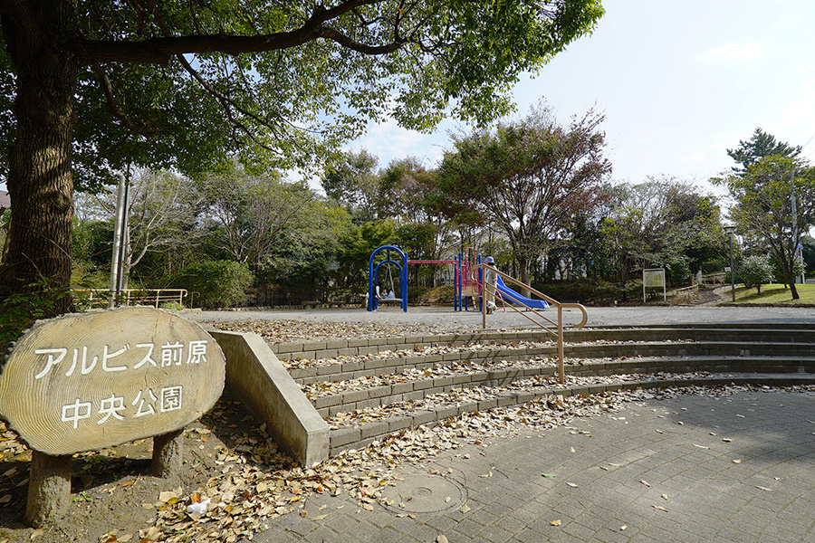 広いリビングでまったりと過ごす